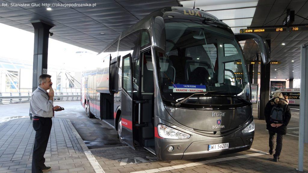 Autobus fabrycznie nowy, aż w środku pachniało nowością. Doskonale wyposażony i komfortowy, ponieważ na pokładzie zainstalowano jedynie 56 miejsc.