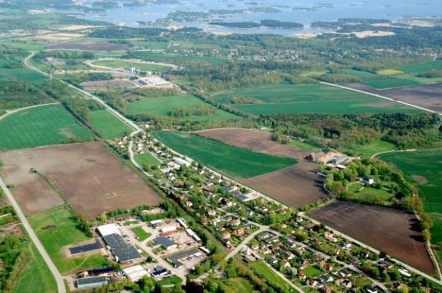 Oświetlenie uliczne Smedby, Gmina Kalmar, Szwecja Wprowadzenie Smedby to mała miejscowość w gminie Kalmar ok. 10 km na zachód od miasta Kalmar otoczona terenami rolniczymi i lasami.