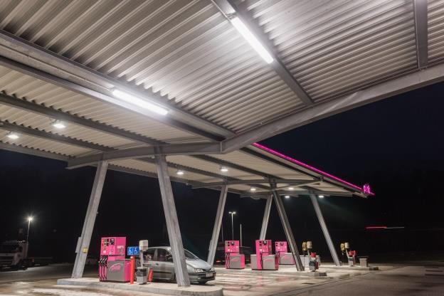 Oświetlenie wewnętrzne i zewnętrzne Stacja benzynowa Pink, Austria Informacje o projekcie Przed modernizacją Po modernizacji Moc zainstalowana 17,9 kw 5,6 kw Liczba punktów świetlnych (oprawy) 133