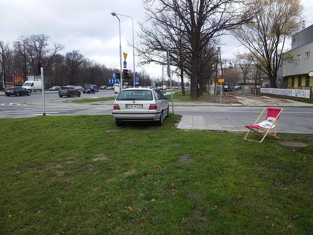 Parę metrów dalej widok co najmniej dziwny. Sobota, pusty parking, miejsca pod dostatkiem. Kierowca uparł się jednak na zaparkowanie dwoma kołami na trawniku.