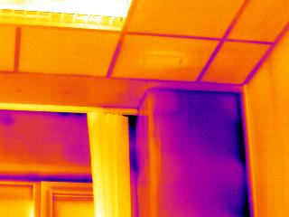występujące wady budynku, wpływające na miejscowe zwiększenie strat ciepła, pozwalają na identyfikację