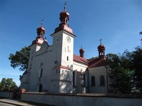 kościół i wieś zostały zniszczone podczas najazdu szwedzkiego. Kolejna drewniana świątynia wybudowana w 1720 r. spłonęła w 1781.