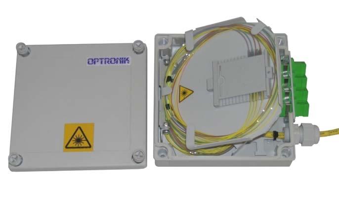 W opcji jeden lub dwa uchwyty F6 do spojeń mechanicznych Fibrlok. Podstawowe wyposażenie obejmuje elementy montażowe kabli oraz oznaczniki samoprzylepne włókien i kabli (OSN i OSK).