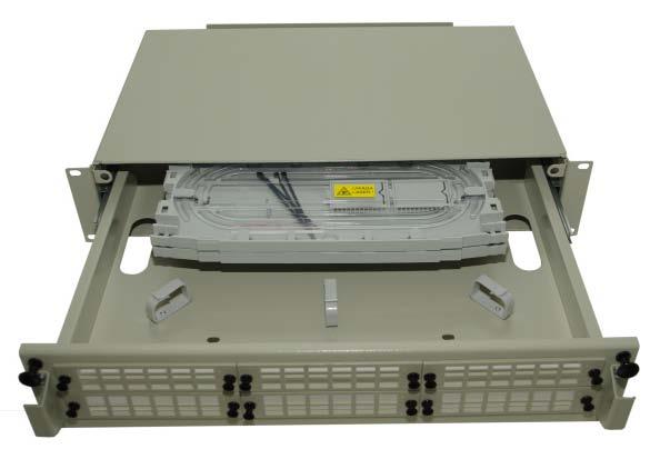 kaseta KSP12 lub KSP24 w wyposażeniu standardowym oznaczniki włókien i kabli oraz elementy montażowe Panele są dostępne w kolorze szarym RAL 7035.