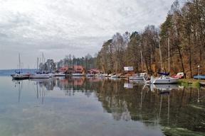 W skład kompleksu wchodzi plaża dostępna dla wszystkich, wypożyczalnia sprzętu wodnego, przystań żeglarska, hotel i restauracja. W okresie letnim przebywają tam całe rodziny.