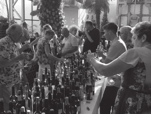 wina winobraniowego wina, które podczas Dni Zielonej Góry sprzedawane jest w partii butelek z okolicznościową etykietą stał się już małą regionalną tradycją.