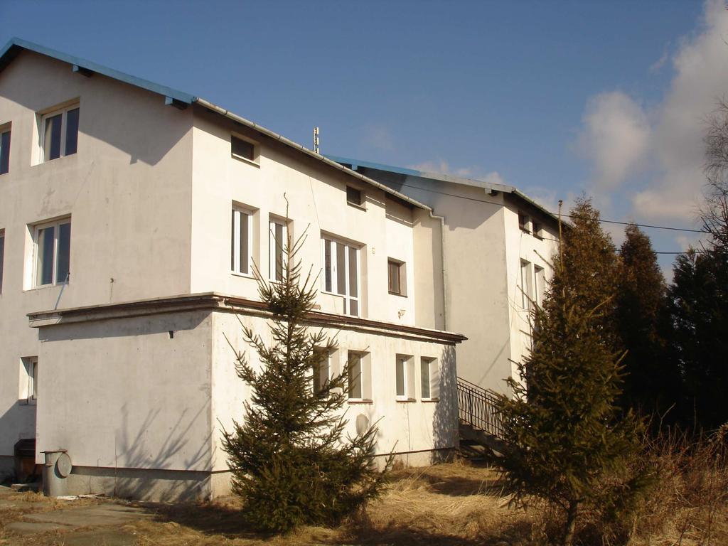 Budynek dawnej szkoły, adoptowany na mieszkania w celu prowadzenia Domu Samotnej Matki w miejscowości Łysakówek Nieruchomość przeznaczona do sprzedaży.