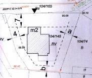 104/165 pod drogę TAK (fragment 1KD-Dxr) Właściciel działki 104/145 - Na dz. 104/145 budynek mieszkalny jednorodzinny (25% pow. zab., wys. do 10 m, dach stromy, zgodnie z dec.