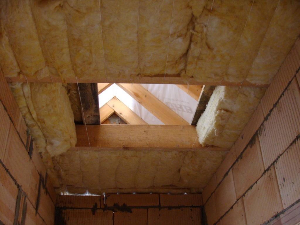 13. Pokryty dach ceramiczną dachówką TITANIA - CREATON czarna/glazura, na którą producent udziela 50 lat