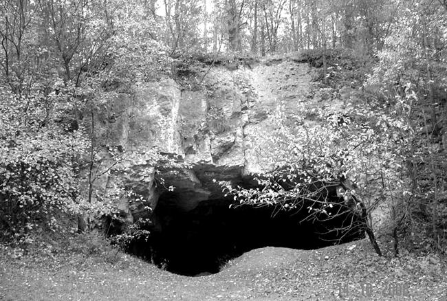 Rys. 1. Wejście do jaskini Szachownica I Rys. 2.