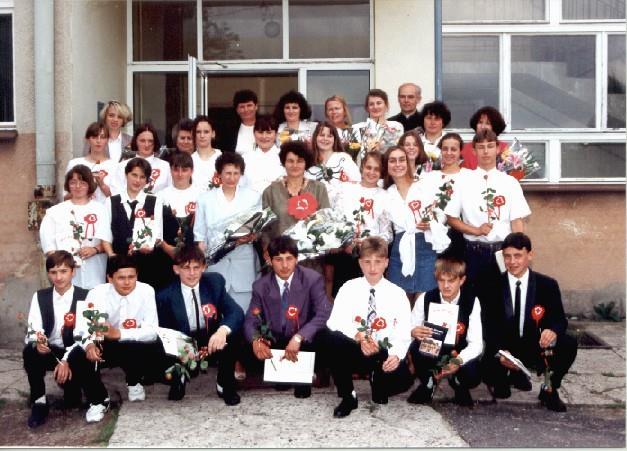 Ośmioklasiści z Gronem Pedagogicznym, 16 VI 1996 r.
