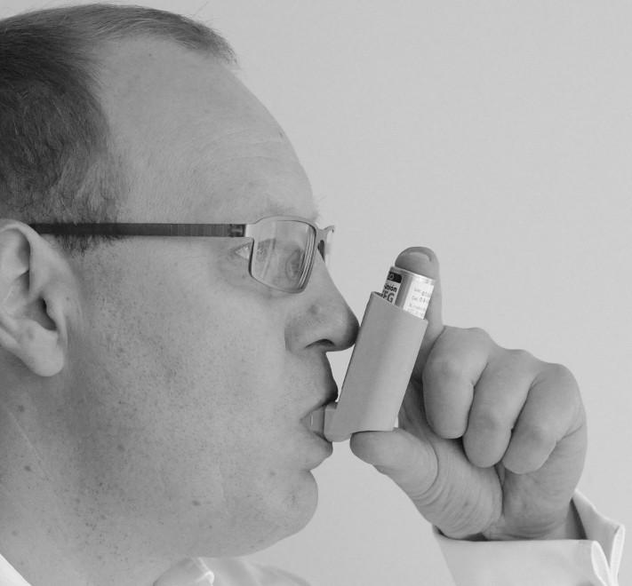Instrukcja dotycząca stosowania leku Aby upewnić się, że inhalator działa, należy zdjąć nasadkę ochronną, a następnie energicznie wstrząsnąć