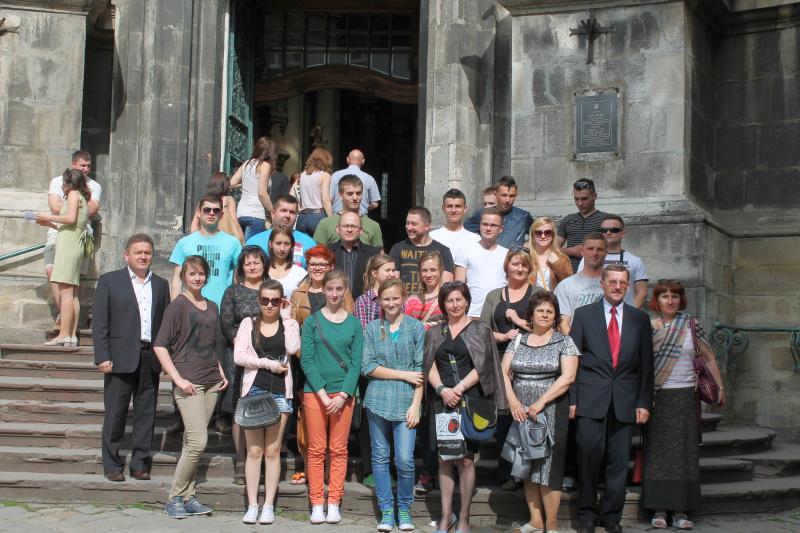 Wiadomości Piątek, 10 maja 2013 ZESPÓŁ ZBYRCOK ZE SŁOPNIC WE LWOWIE Program pobytu był bardzo ciekawy i dostarczył wielu wrażeń uczestnikom wizyty partnerskiej bowiem Lwów to miasto o ciekawej