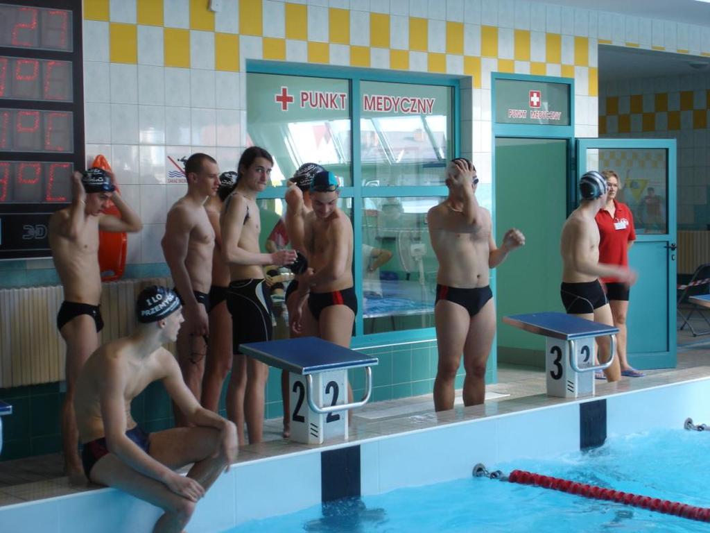 Ostatnie przygotowania sztafety do startu w Finale Wojewódzkim Sterkowicz Arkadiusz(IB) 50 m styl klasyczny XII miejsce 0;38,00 Rok szkolny 2011/2012 Półfinał Wojewódzkiej Licealiady 16.12.2011 r.