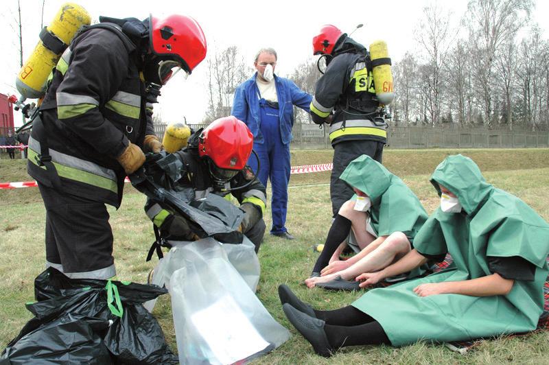 KURIER STRAŻACKI NR 143-144 DEKONTAMINACJA WSTĘPNA POSZKODOWANYCH Jeszcze całkiem niedawno dekontaminacja kojarzyła się strażakom głównie z oczyszczaniem skażonych ubrań najczęściej gazoszczelnych w