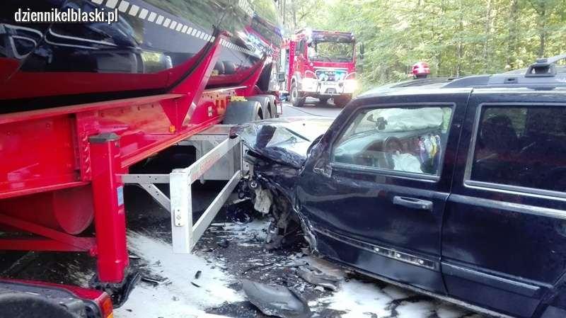 Jeep uderzył w ciężarówkę na łuku drogi. IKAT Gazeta Braniewska Nr 33, 19-25.09. 2016r Na łuku drogi samochód marki jeep zderzył się z ciężarowym volvo. Do tego wypadku doszło w piątek (2.