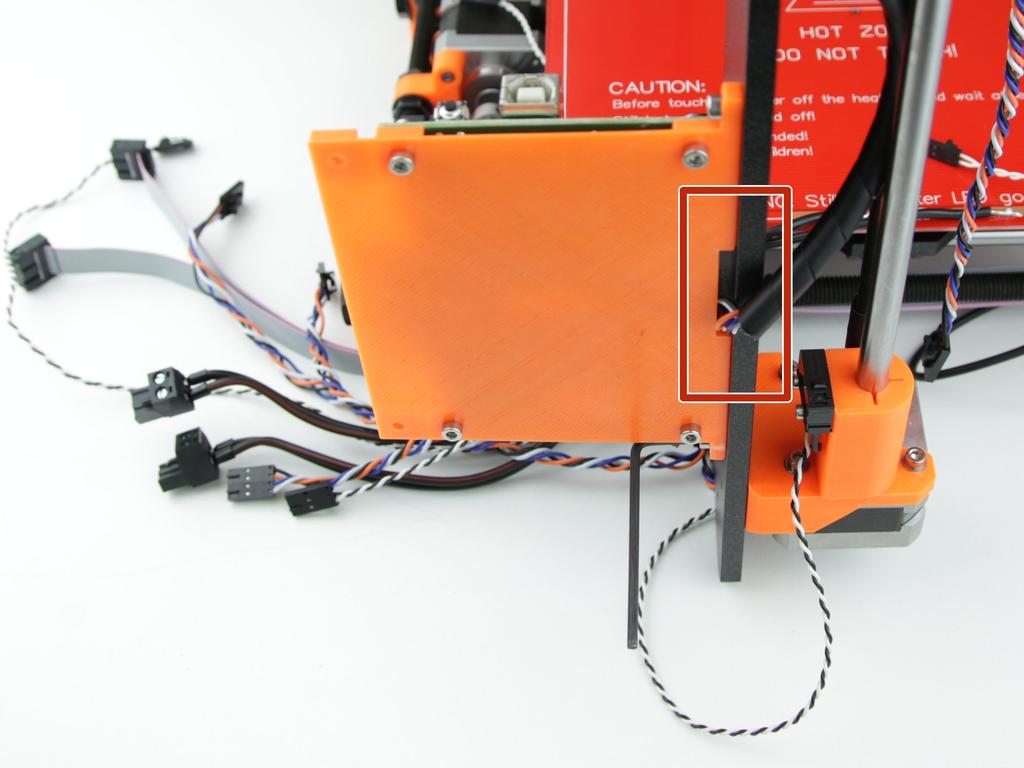 Step 5 Montaż obudowy elektroniki na ramie drukarki Śruby należy przykręcić kluczem imbusowym 2,5 mm. W ramie znajdują się przygotowane otwory z gwintami.