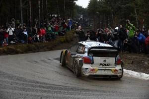 Sébastien Ogier/Julien Ingrassia (F/F), Jari-Matti Latvala/Miikka Anttila (FIN/FIN) i Andreas Mikkelsen/Ola Fløene (N/N) w Polo R WRC odnieśli potrójne zwycięstwo w rajdzie posiadającym najdłuższą