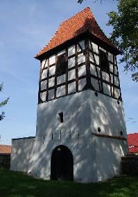 Gorzej przedstawia się zabytkowa zabudowa miejscowości - domy wykonane z drewna zastąpione zostały w XIX XX w. murowanymi.