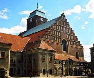 Najcenniejszym z zespołu klasztornego, ze względu na wartości historyczne, ale także artystyczne, głównie w odniesieniu do wnętrza świątyni jest kościół poaugustiański, obecnie pełniący