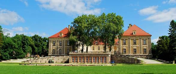 17 Ruiny kościoła ewangelickiego w Przecławiu Architektura rezydencjonalna i mieszkalna Architektura rezydencjonalna to dwory, pałace zazwyczaj stanowiące część większego zespołu, w którego skład