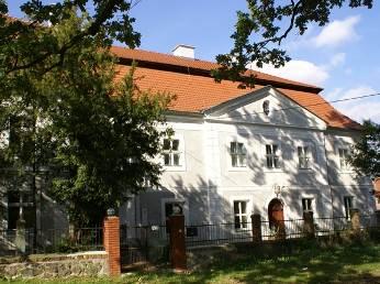 Dziennik Urzędowy Województwa Lubuskiego 37 Poz. 728 drugiej połowy XVIII w. pochodzi park krajobrazowy, zlokalizowany na południe i zachód od dworu (obecnie układ zatrarty). Źródło: www.