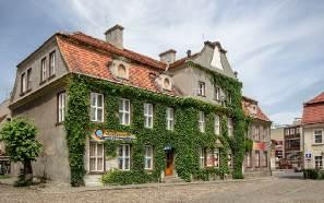 Barokowa plebania z 1676 roku o zewnętrznej dekoracji architektonicznej nawiązującej do wystroju elewacji żagańskiego pałacu znajduje się przy kościele pw. św. Marii Magdaleny w Brzeźnicy (gm.
