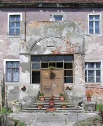 W rejestrze zabytków Lubuskiego Wojewódzkiego Konserwatora Zabytków znajduje się kilkanaście obiektów o charakterze obronnym z terenu powiatu żagańskiego. W centrum wsi Miodnica (gm.