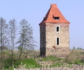 zamkowego, gm. Szprotawa) z zachowanymi we wnętrzu gotyckimi polichromiami przedstawiającymi sceny religijne i świeckie.