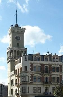 Zachowane do dziś siedziby władz przechodziły wielokrotne przekształcenia i przebudowy, często wykonywane po powstałych pożarach. Ratusz w Szprotawie zbudowano w XIV w.
