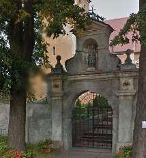Przykościelny dawny cmentarz wraz z historycznym ogrodzeniem, bramą główną i furtą zlokalizowany jest także przy kościele pw. św. Marcina w Wichowie oraz przy kościele pw.
