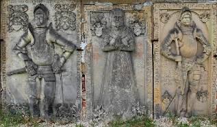 68 Epitafia w kościele pw.chrystusa Króla w Iłowej Źródło: www.dokumentyslaska.pl Fot. 69 Płyty nagrobne na zewnętrznej ścianie kościoła pw. św.