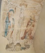 Szprotawa) zachowały się relikty gotyckich polichromii obrazujące trójosobową scenę pasyjną - Chrystusa na Krzyżu, Madonnę i Jana Ewangelistę, fragment architektury - miasto lub zamek z trębaczem