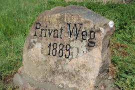 Dziennik Urzędowy Województwa Lubuskiego 58 Poz. 728 Kartowicach, Dzikowicach, Rusinowie, Szprotawce. Niektóre z drogowskazów posiadają wyrytą datę wykonania: 1820 r. (m.wiechlice), 1889 r. (m.henryków).