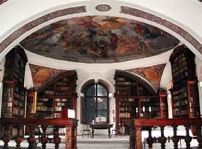 ) uzupełniony rzeźbionymi figurami ojców Kościoła, 12 ołtarzy bocznych, barokowe stalle prezbiterium, 18 figur świętych, liczne obrazy, to niektóre elementy z bogatego wyposażenia kościoła.