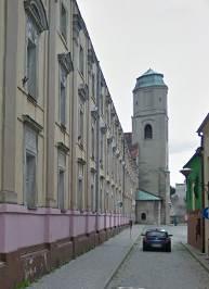 odsuniętych nieco od rezydencji budynków gospodarczych, usytuowanych po stronie południowo-zachodniej i rozmieszczonych w kształcie litery L.