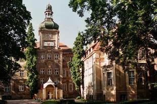 90 Pałac w Iłowej 1999 rok Od strony zachodniej oraz południowej biegnie wokół pałacu taras, z którego poprzez mostki rozpięte nad kanałem można przedostać się do położonego niżej parku dworskiego.