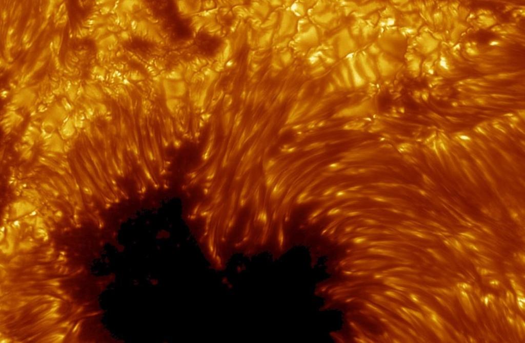 elektromagnetycznych duży rozrzut temperatur Pojawiają się w