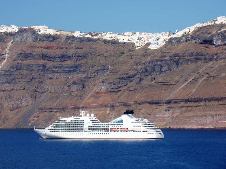 6. Santoryn (Σαντορίνη) Drugiego października 2011 roku wypłynęliśmy z Krety i skierowaliśmy się na północ w kierunku małego archipelagu Santoryn, wchodzącego w skład znacznie większego archipelagu