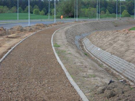 Opis inwestycji W ramach projektu powstanie 2 438 m obwodnicy, zostanie przebudowana dorga wojewódzka nr 375 (odcinek o długości1 408 m) oraz 206 m łącznika z drogą wojewódzką nr 376.