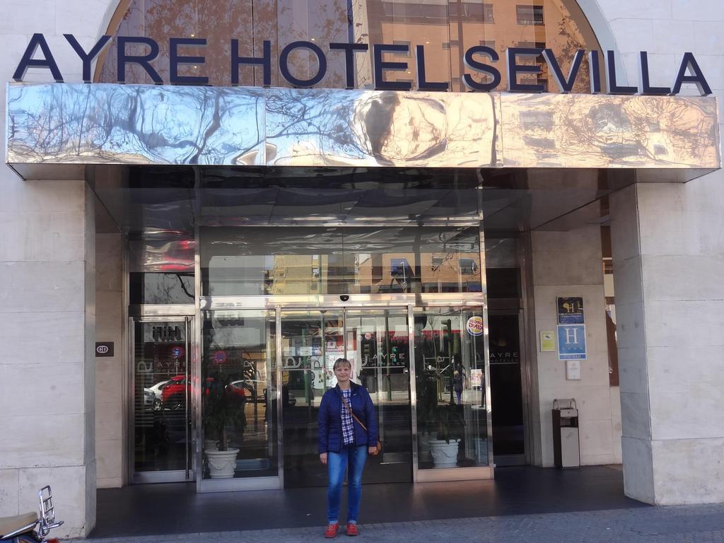 Hotel Ayre Sevilla położony jest naprzeciwko