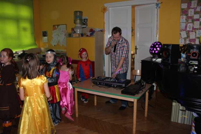 Zaraz po śniadaniu pojawił się tata Filipa naszego kolegi z grupy Krasnoludki, który w tym roku zaproponował nam, że poprowadzi naszą zabawę i wystąpi w roli DJ- a.