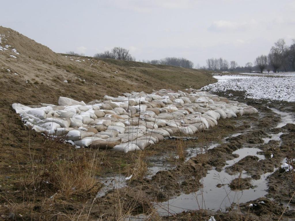 Doraźne sposoby zabezpieczania wałów (w czasie akcji przeciwpowodziowej) Zabezpieczanie korpusu wału przed nadmierną filtracją rozluźnienie korpusu, sufozja