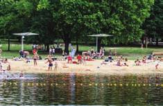 W letni dzień możesz popływać łódką czy kajakiem po stawie w Arturówku (na terenie lasu), wypocząć na plaży, a jeśli szukasz adrenaliny zajrzyj do parku linowego.