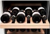Półki z naturalnego dębu Półki nie są poddawane żadnym zabiegom chemicznym aby zabezpieczyć wino przed wpływem substancji, które mogły by się ulatniać z nie surowego