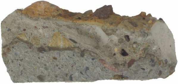 Głębokość skaŝenia wyznaczono w mikroskopie skaningowym obserwując zmiany w spoiwie w półcentymetrowych warstwach odciętych z rdzeni, przy czym uznano, iŝ beton nie jest skaŝony jeśli w badanej