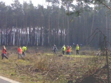 Pierwszym naszym przedsięwzięciem było sprzątanie lasu w dniu 1.IV.2008, w którym wzięły udział klasy trzecie wraz ze swoimi opiekunami.