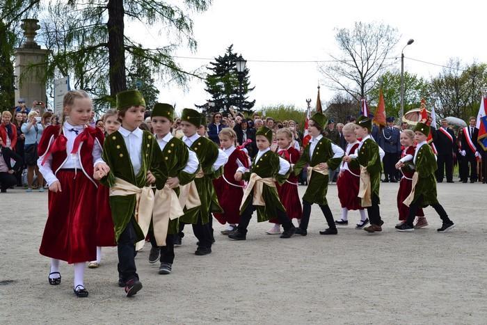 dzieci w uroczystościach o charakterze