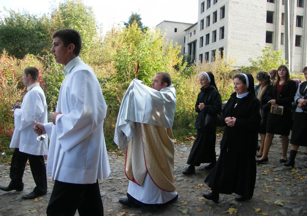 Oblackie wiadomości z Ukrainy Październik 2010 9 Już w październiku codziennie przed każdą Mszą świętą w parafii tradycyjnie odmawialiśmy różaniec. 9 października o.