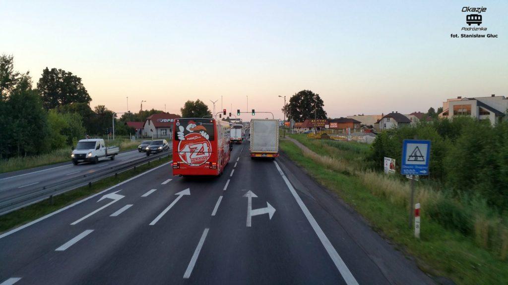 stronę Gdańska. Po drodze mija nas autobus do Warszawy.